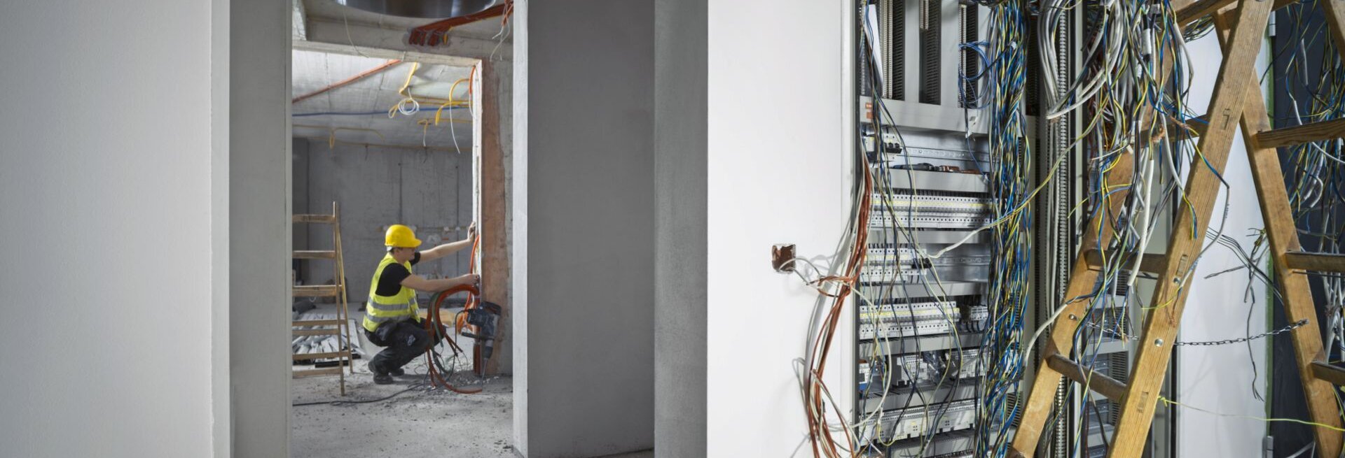 Elektrotechniker bei der Arbeit