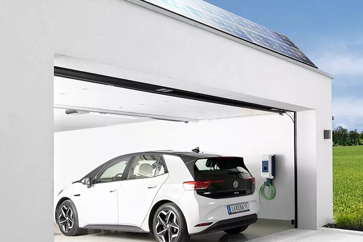 E-Auto in Garage mit Ladestation