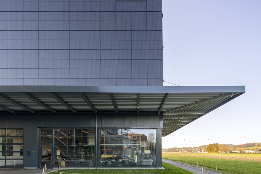 Hotelfassade mit Photovoltaik