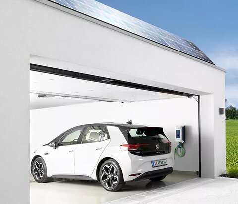 E-Auto in Garage mit Ladestation